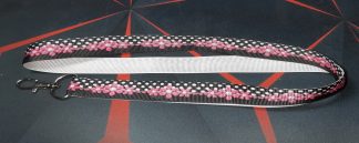 Rosa Blommor Med Vita Prickar På Svart Bakgrund