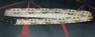 Gula fåglar med hatt och blommor och noter